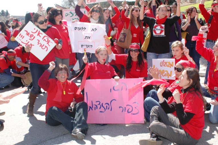 "המחאה האדומה" של הסטודנטים לעבודה סוציאלית במכללה האקדמית צפת