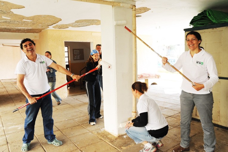 מכללת תל-חי ומרכז הצעירים התגייסו לשיפוץ חדרי מדרגות בשכונות מצוקה בעיר