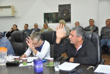 "ראש העיר מנצל  מצוקת הקשישים לטובתו"