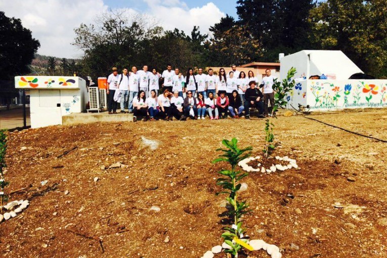 תלמידי ברנקו וייס ו"שמיר תעשיות אופטיקה" שיפצו וייפו את המקלט וסביבתו בנחל הזהב