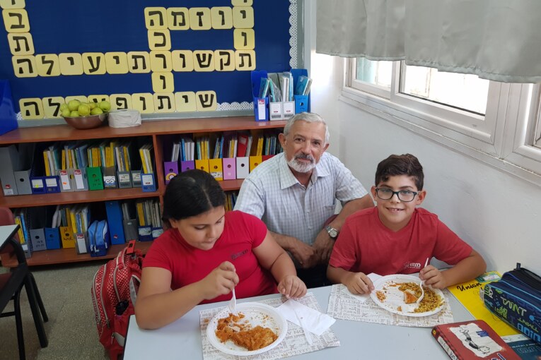 ראש העיר אוכל צהריים עם התלמידים