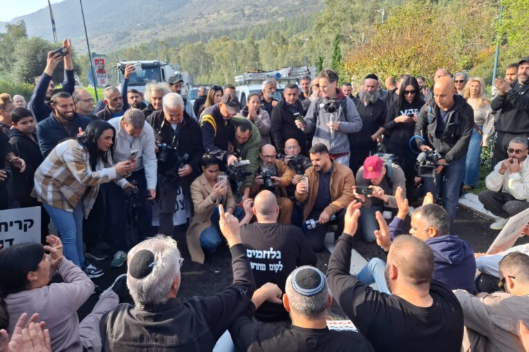 "מאות מתושבי העיר הגיעו הבוקר לצומת ביג בכניסה לקריית שמונה וחסמו את הכניסה.
